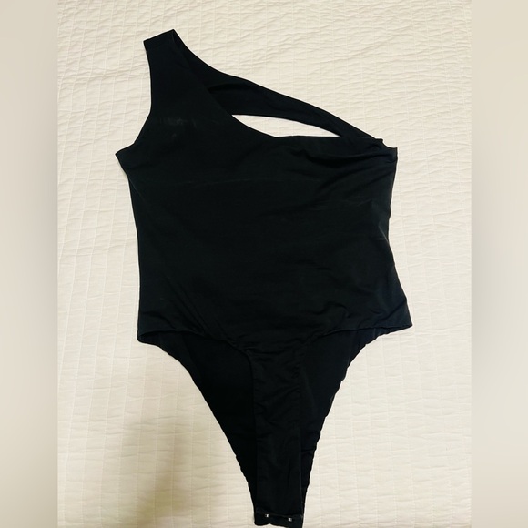 Superdown Tori Cut Out Bodysuit in Black - Picture 7 of 7